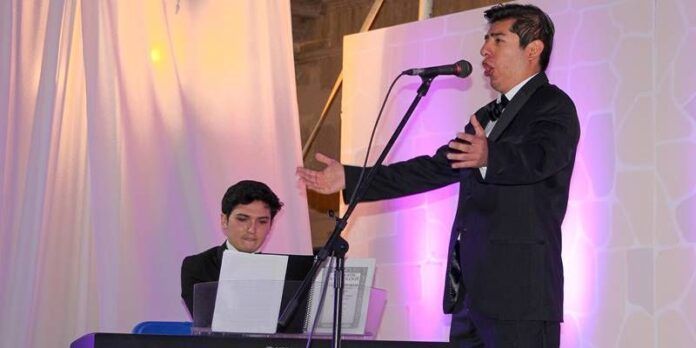 Josué Cerón es un barítono internacional. Josué Cerón es un barítono internacional.