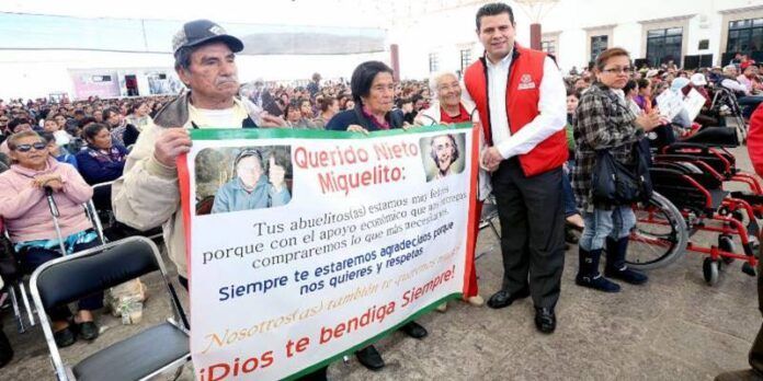 Los abuelitos le agradecieron los apoyos. Los abuelitos le agradecieron los apoyos.