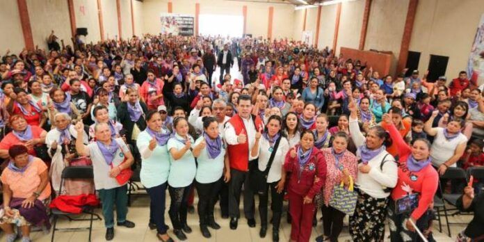 Miguel Alonso con beneficiarios Miguel Alonso con beneficiarios