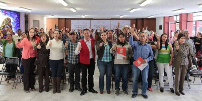 Alfredo Salazar felicitó a los beneficiarios. Alfredo Salazar felicitó a los beneficiarios.