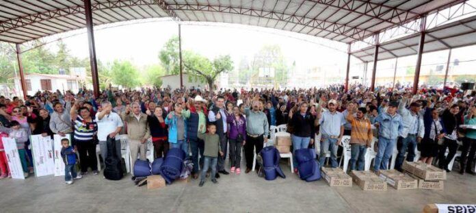 Gobernador con los beneficiarios Gobernador con los beneficiarios