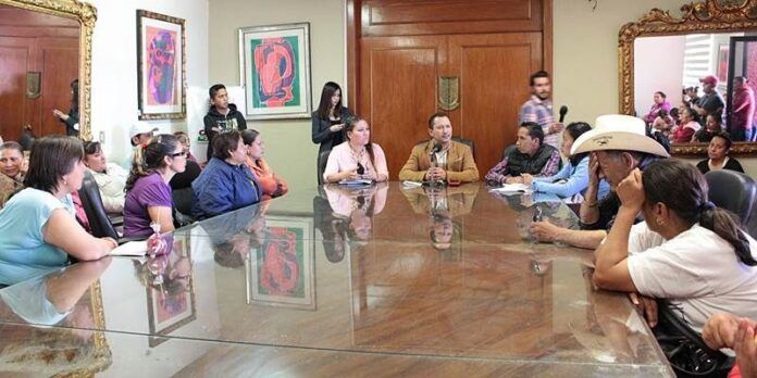 Funcionarios atienden a beneficiarios Funcionarios atienden a beneficiarios