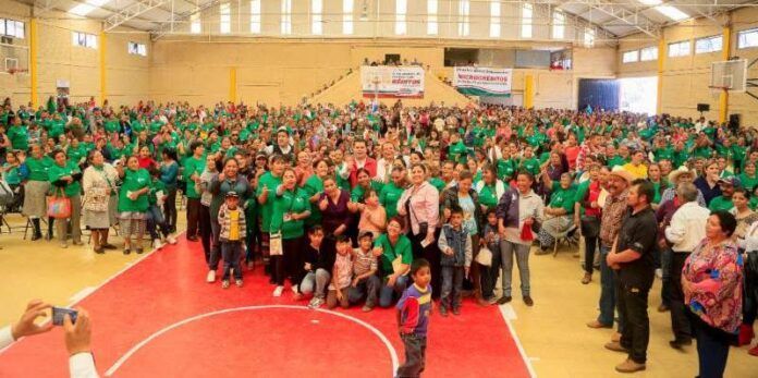 Miguel Alonso con beneficiarios Miguel Alonso con beneficiarios