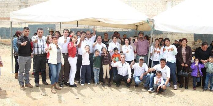 Candidata con integrantes de la CROC Candidata con integrantes de la CROC