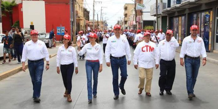 Acompañado por priístas y miembros de CTM