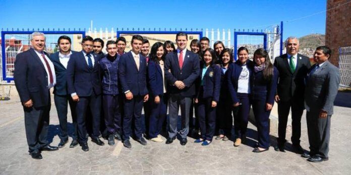 Miguel Alonso felicitó a los estudiantes del centro. Miguel Alonso felicitó a los estudiantes del centro.