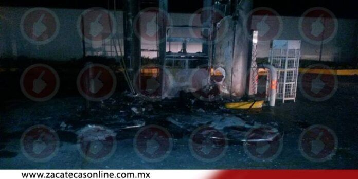 El fuego consumió una abastecedora.
