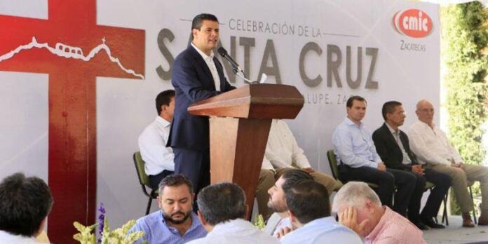 Felicitó a los constructores del estado. Felicitó a los constructores del estado.