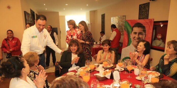 Se reúne con empresarias Se reúne con empresarias