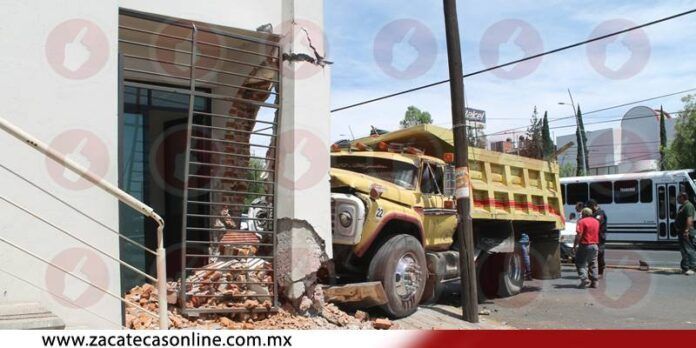 El camión impactó muro de la Sefin. El camión impactó muro de la Sefin.