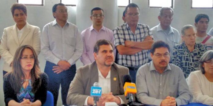 Fernando Aréchiga renunció junto con su planilla. Fernando Aréchiga renunció junto con su planilla.