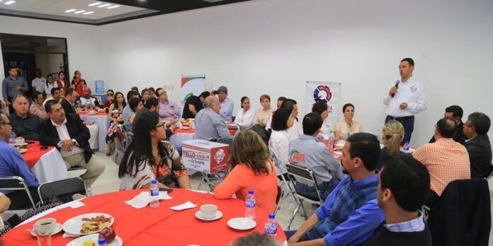 Se reúne con integrantes de Canacintra Se reúne con integrantes de Canacintra