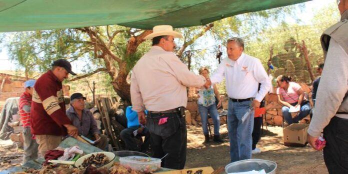 Saludó a los habitantes de la comunidad. Saludó a los habitantes de la comunidad.