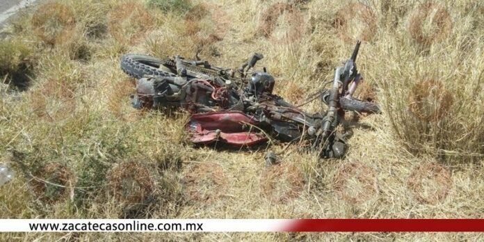 Motocicleta queda destrozada
