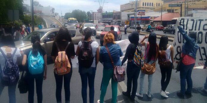 Molesta a conductores el bloqueo. Molesta a conductores el bloqueo.