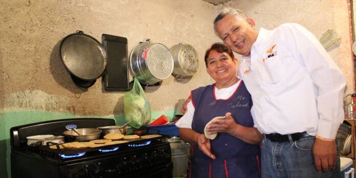 El candidato visita casa por casa. El candidato visita casa por casa.