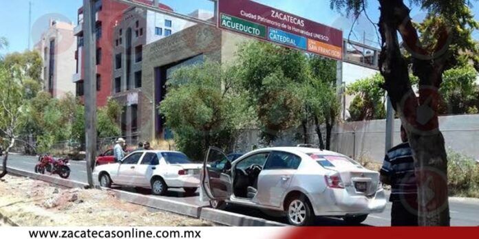 3 vehículos Nissan dañados 3 vehículos Nissan dañados