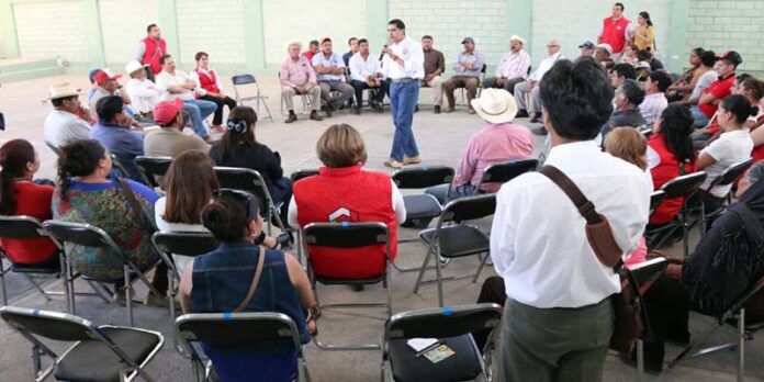 El candidato mostró sus propuestas. El candidato mostró sus propuestas.
