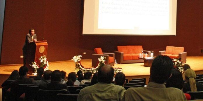 Imparte conferencia Imparte conferencia