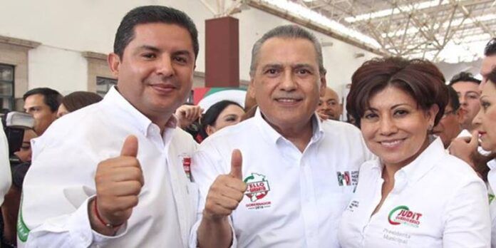 Enrique Guadalupe con Manlio Fabio Beltrones y Judit Guerrero.