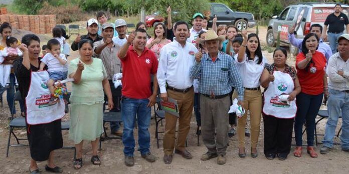 Flores y Santibañez visitan la comunidad