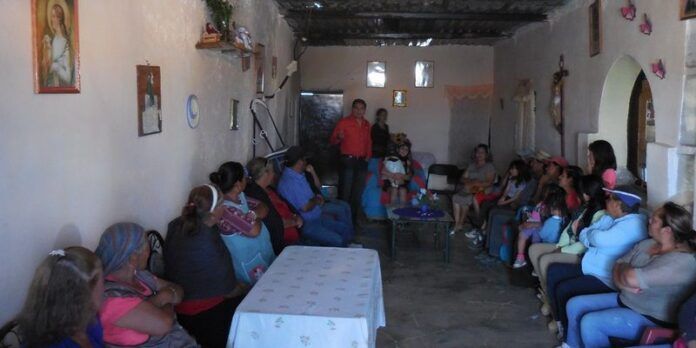 Candidato se reúne con habitantes Candidato se reúne con habitantes