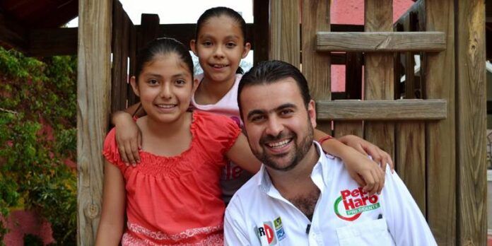 Candidato a alcalde con niñas Candidato a alcalde con niñas