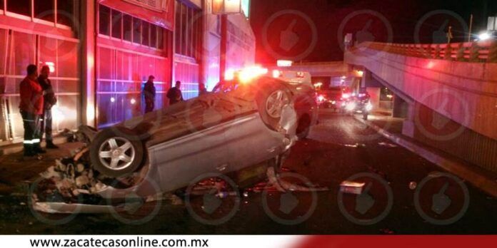 Vehículo cae de puente Vehículo cae de puente