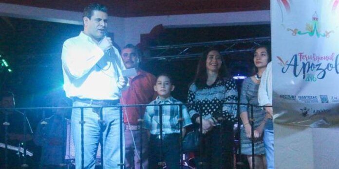 El alcalde saludó a los habitantes del municipio. El alcalde saludó a los habitantes del municipio.