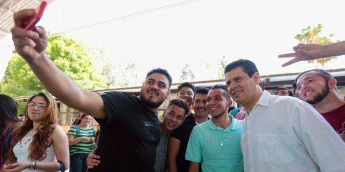 Estudiantes se toman 'selfie' con el gobernador Estudiantes se toman 'selfie' con el gobernador