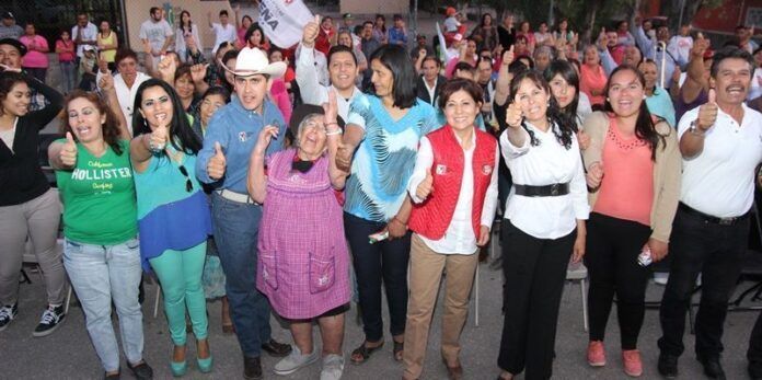 Candidata con habitantes de comunidades Candidata con habitantes de comunidades