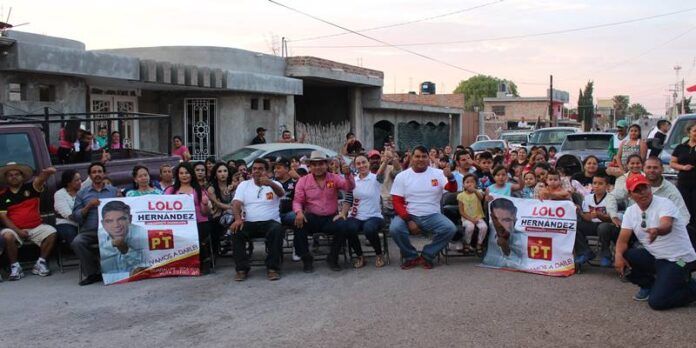 Simpatizantes muestran su apoyo a Lolo.