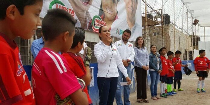 Candidata con niños y jóvenes fresnillenses Candidata con niños y jóvenes fresnillenses