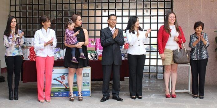 Rifan regalos entre trabajadoras Rifan regalos entre trabajadoras