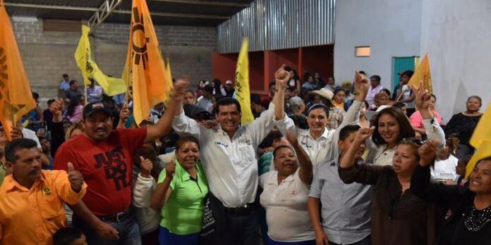 Decenas de simpitazantes le mostraron su apoyo. Decenas de simpitazantes le mostraron su apoyo.