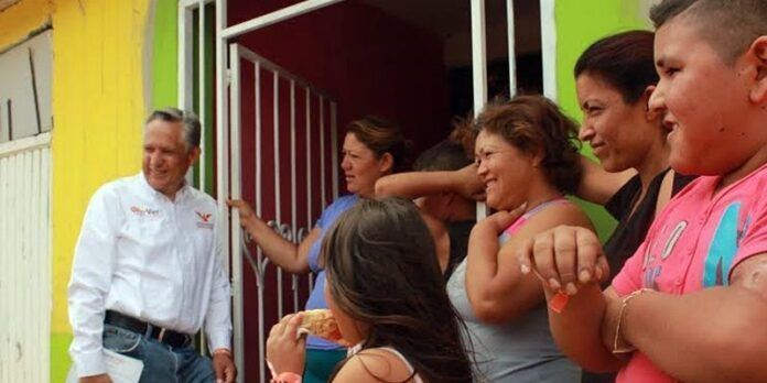Candidato en recorrido por colonias Candidato en recorrido por colonias