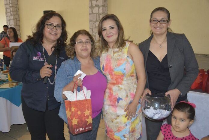 Personal de la administración jerezana entregó obsequios a las festejadas Personal de la administración jerezana entregó obsequios a las festejadas