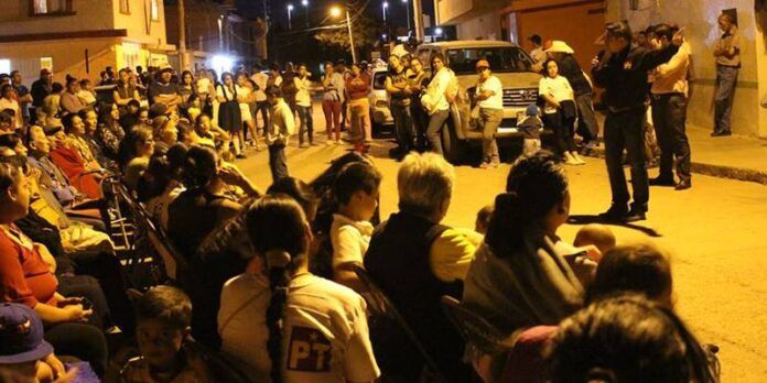 Lolo Hernández con vecinos de Guadalupe. Lolo Hernández con vecinos de Guadalupe.