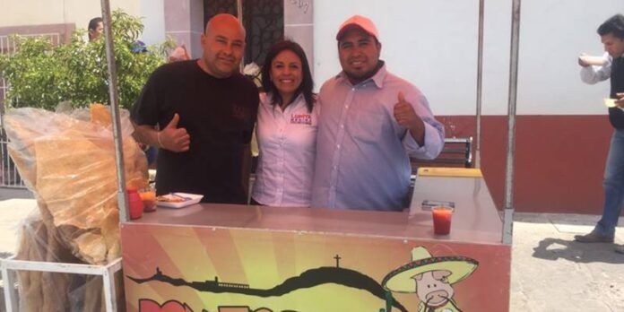 Lupita Medina recorre comunidades y colonias.