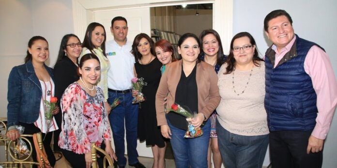 Festeja con mamás priístas Festeja con mamás priístas