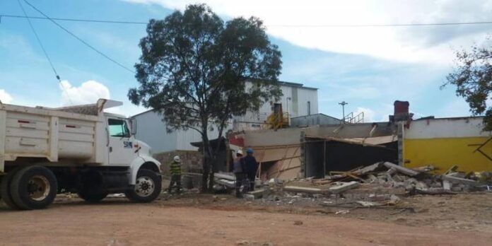 Destruyen casas con muebles en el interior. Destruyen casas con muebles en el interior.
