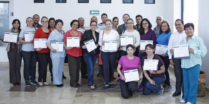 Participantes reciben constancias Participantes reciben constancias