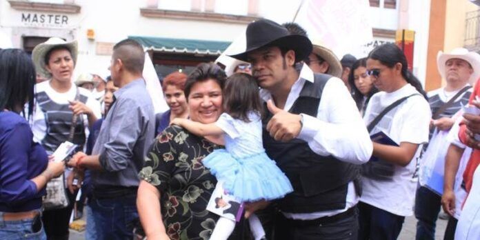 Posa con madre zacatecana Posa con madre zacatecana