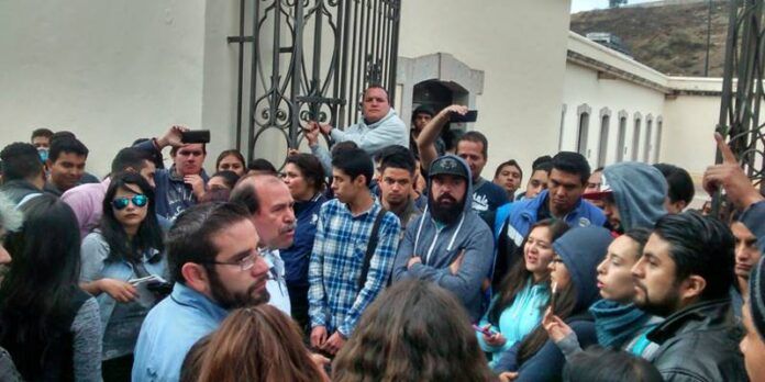 Estudiantes impiden instalación de casilla. Estudiantes impiden instalación de casilla.