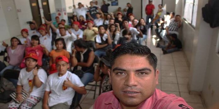 Lolo Hernández reunido con jóvenes. Lolo Hernández reunido con jóvenes.