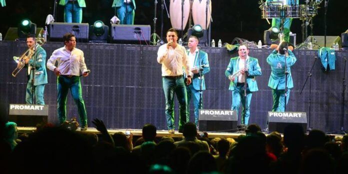 La agrupación puso a bailar a miles de mamás. La agrupación puso a bailar a miles de mamás.