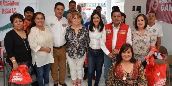 Isadora Santivañez con comerciantes