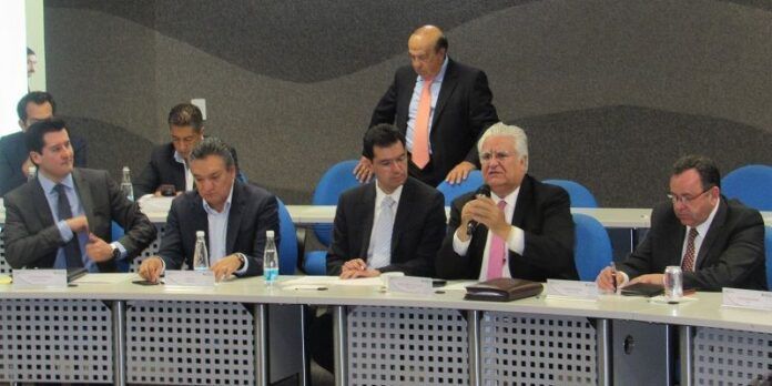 Rafael Flores participó en un foro Rafael Flores participó en un foro