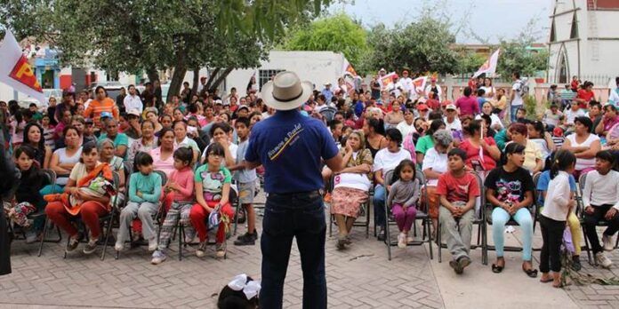 Candidato en mitin porselitista