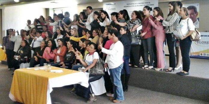 Candidato con mujeres perredistas Candidato con mujeres perredistas